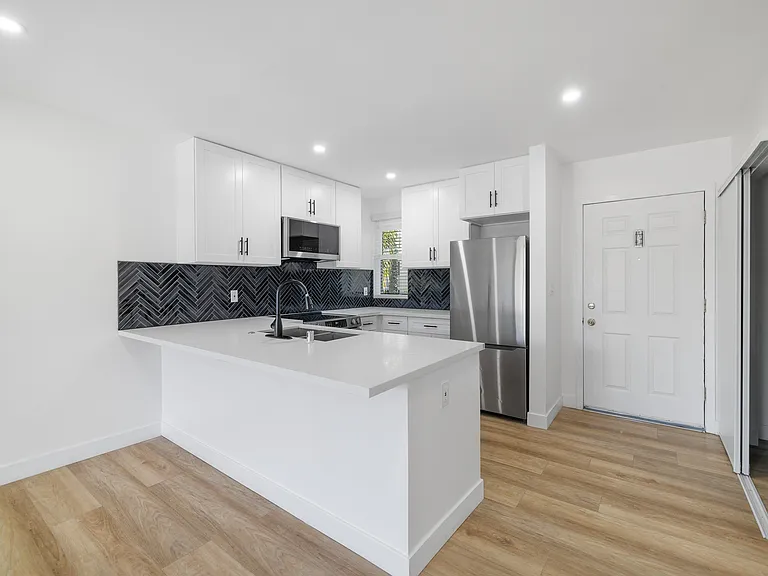 Encino Country Club Apartments — Photo 27