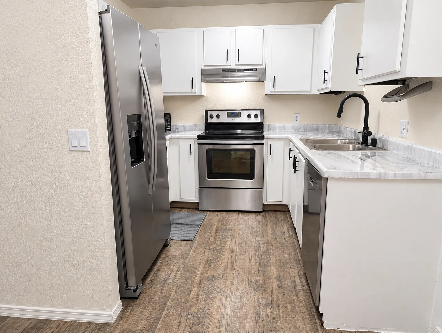 2 bed, 919 sqft, $1,795 — Photo 1