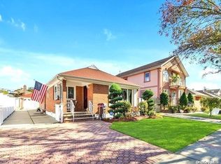8111 254th St, Glen Oaks, NY 11004