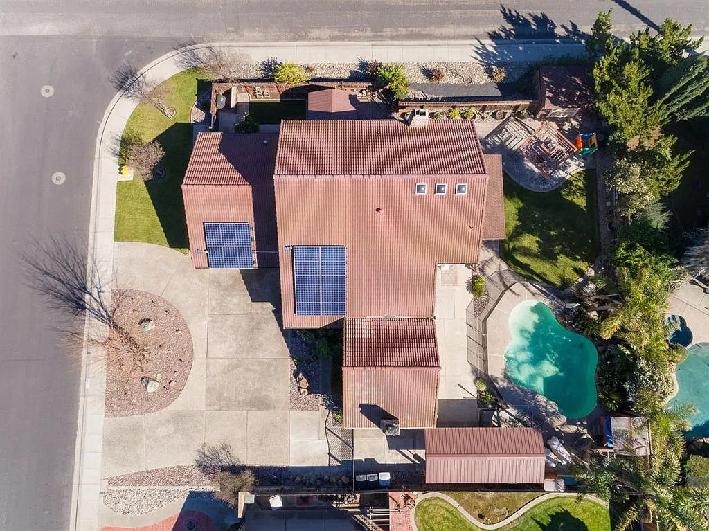 4 bed, 2.5 bath, 2617 sqft, $3,800 — Photo 2
