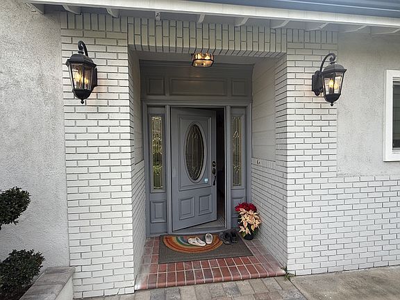 2nd image of 438 W Le Roy Ave