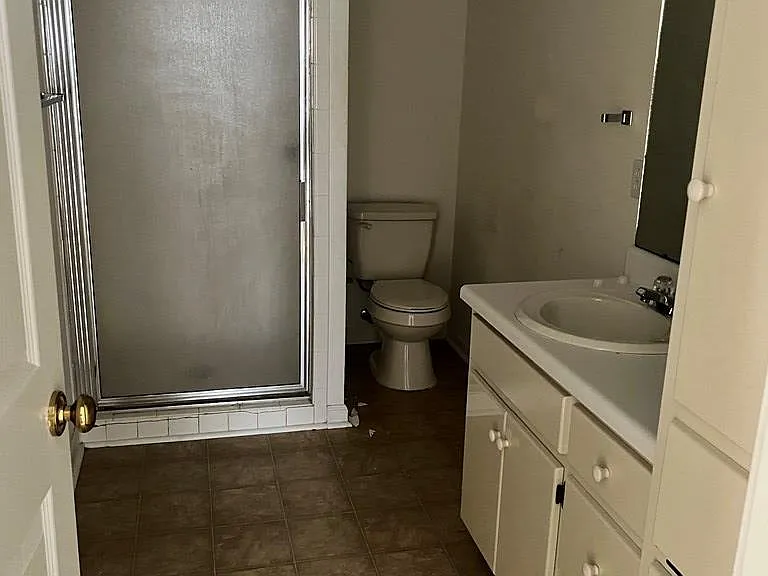 2415 Stonewood Dr — Photo 2