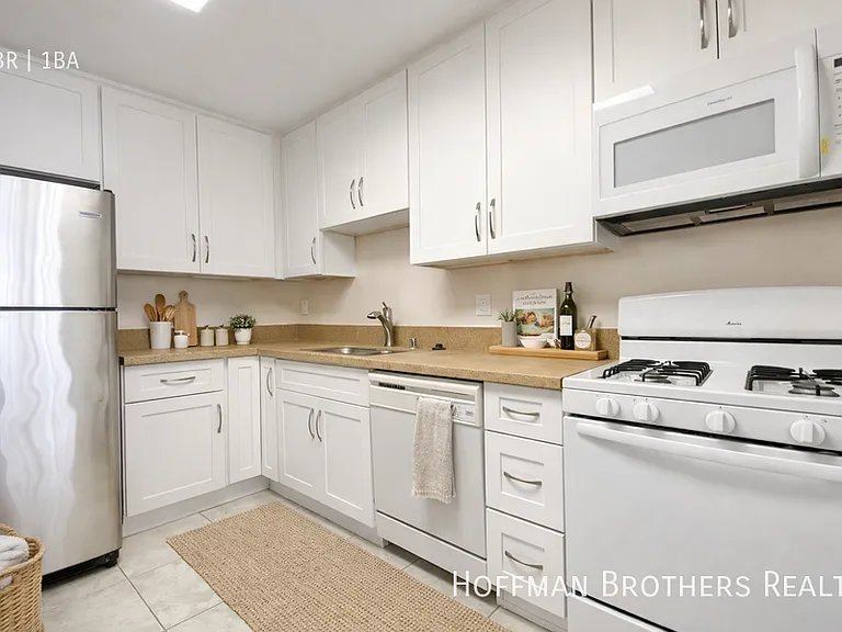 1220 N Harper Ave #4 — Photo 1