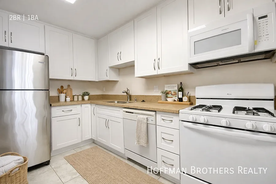1220 N Harper Ave #4
