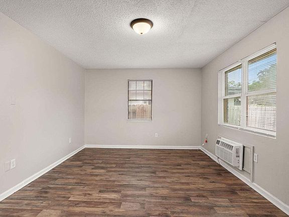 4th image of 1820 Iris St