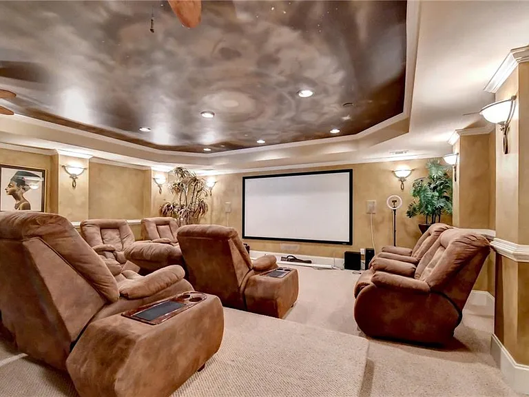 8910 Pinehurst Cv — Photo 94