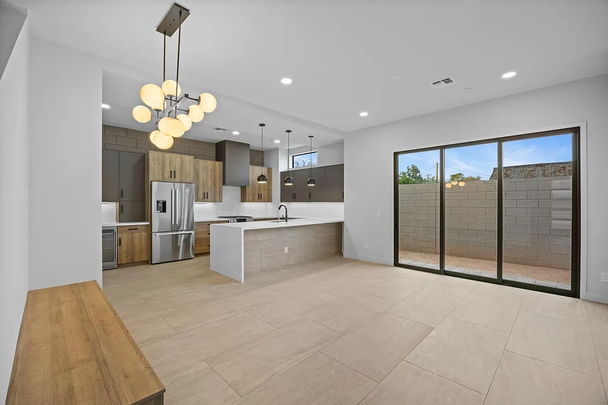 Building Photo - 377 E Windsor Ave #5
