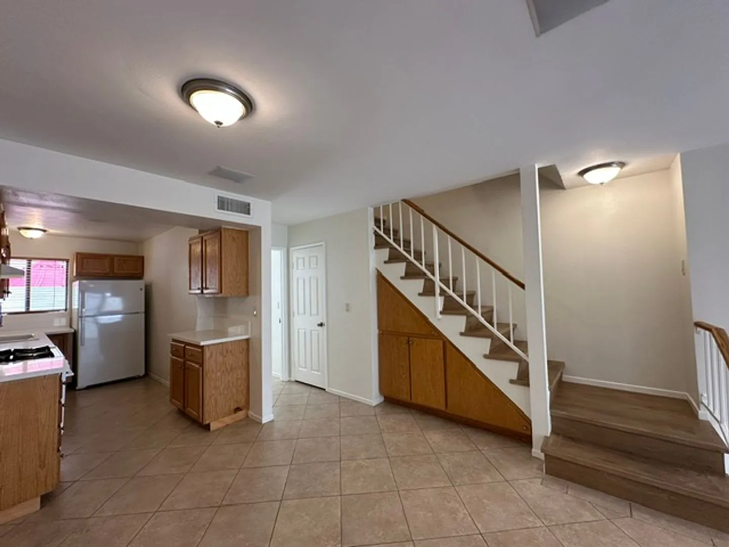 Calabasas 2+3 with bonus room located in a great community — Photo 3