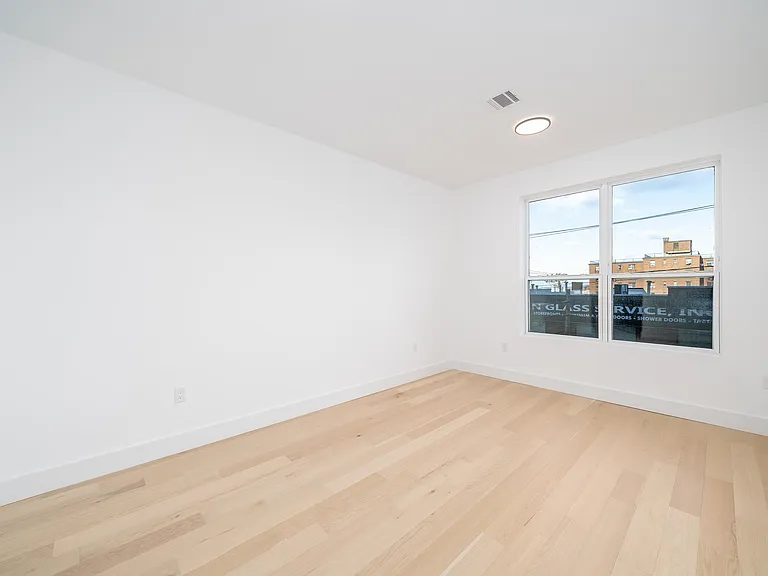 649 38th St #211 — Photo 17