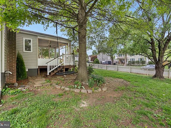 3rd image of 1053 Columbia Rd