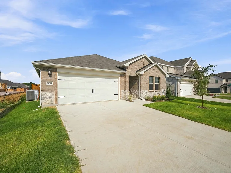 2009 Homestretch Dr — Photo 2