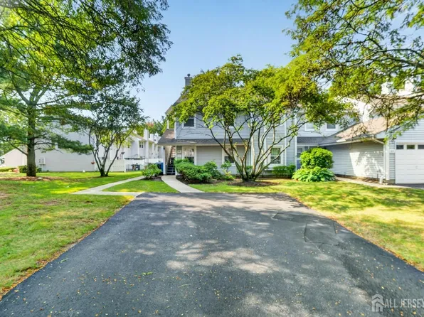 51 Woodmere Dr, Parlin, NJ 08859