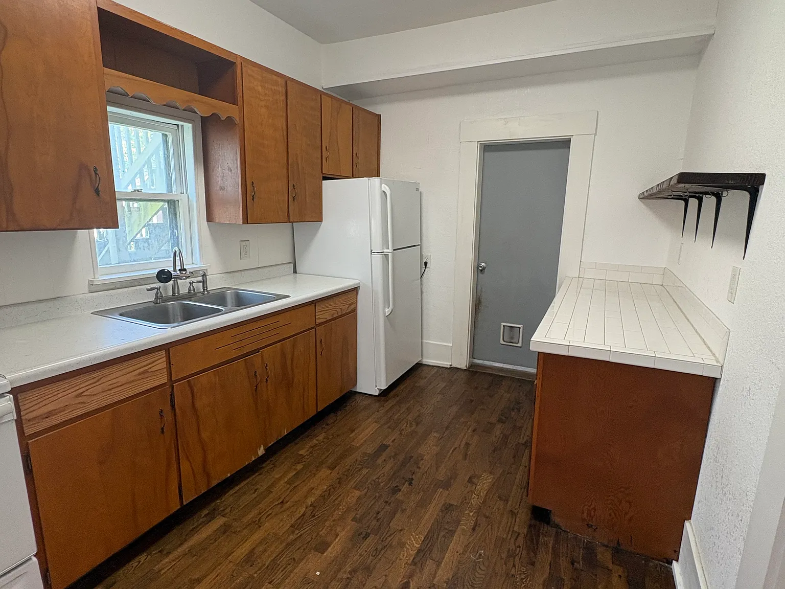 2 bed, 1.0 bath, $1,150 — Photo 2