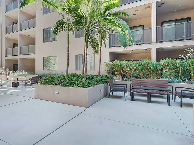 Wilshire Valencia — Photo 26