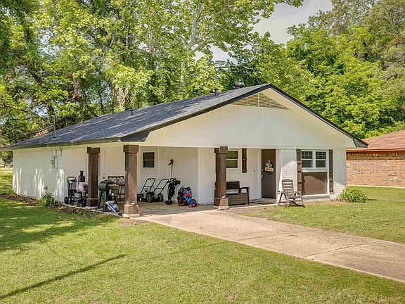 3rd image of 100 Pecan Lake Dr