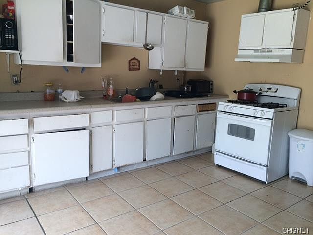 2nd image of 17846 Vanowen St
