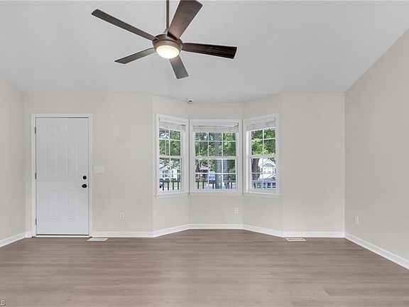 5th image of 21 Oak Meadow Ln
