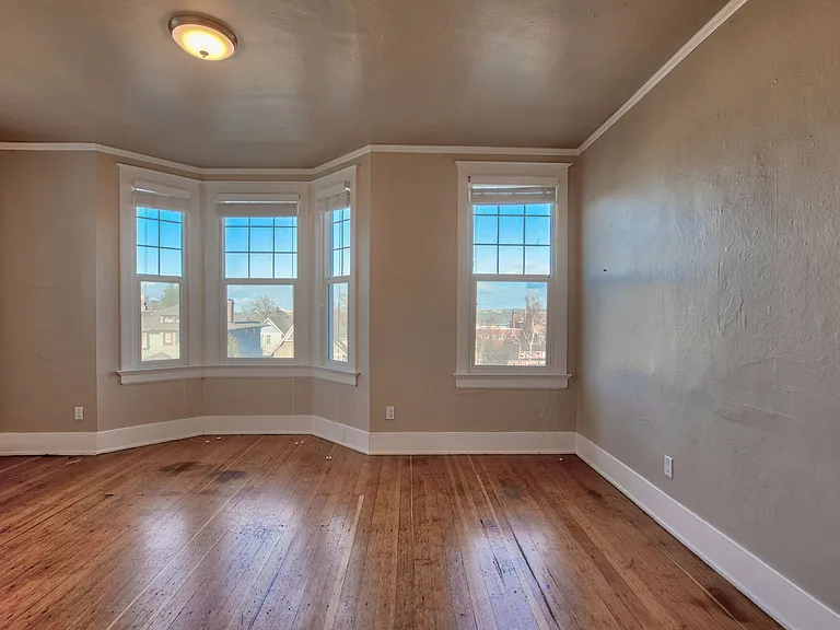 212 N G St — Photo 22