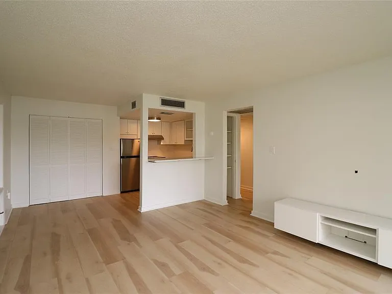 618 Orange Dr #207 — Photo 8