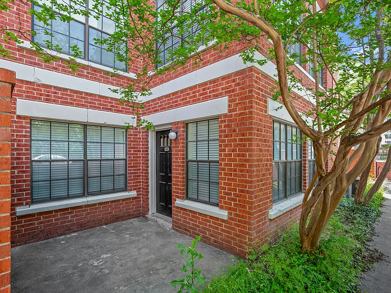 712 W 21st St #101 — Photo 1