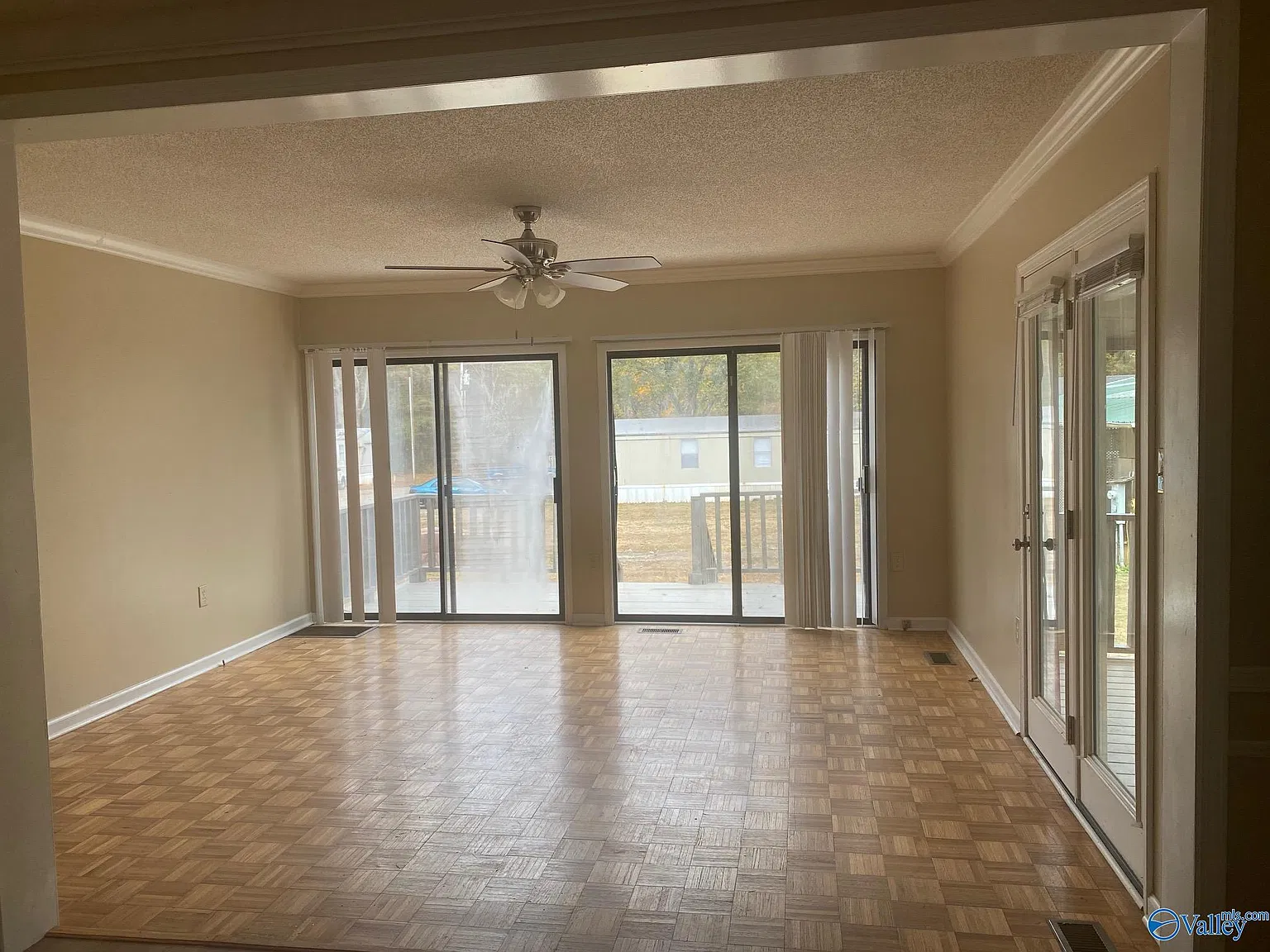 3 bed, 2.5 bath, 2400 sqft, $1,350 — Photo 4