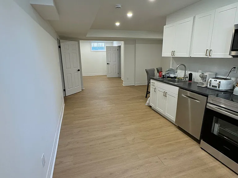 23 Chatsworth Ct #LOWER — Photo 4