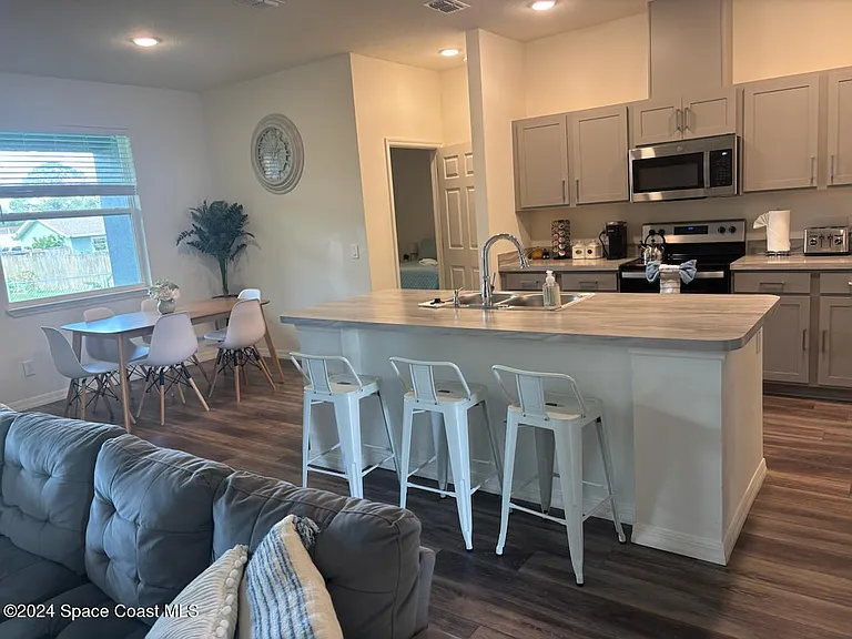 647 Airoso Rd SE — Photo 5