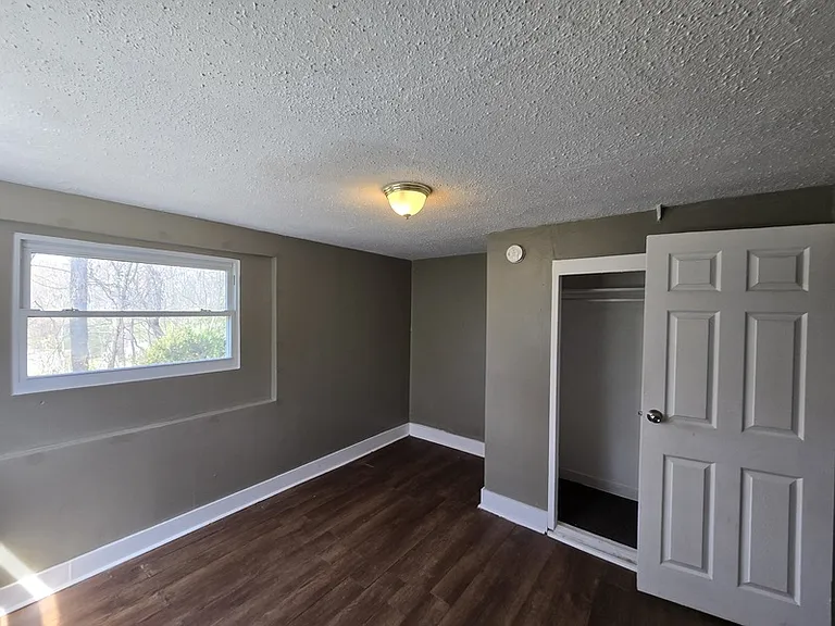 107 Hollyberry Ln — Photo 6