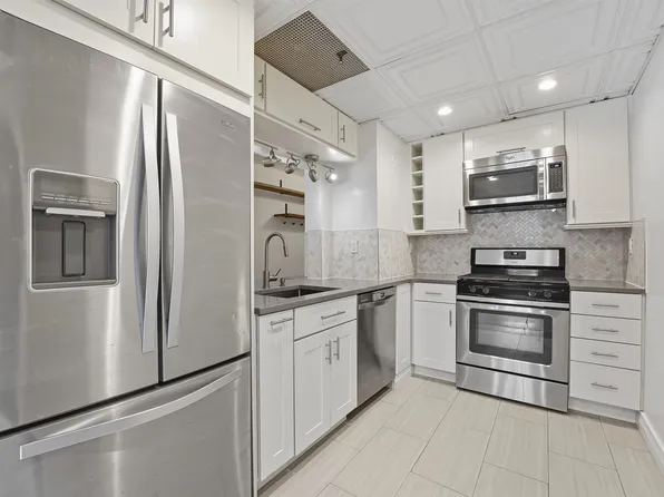 227 Christopher Columbus Drive image 15 of 20