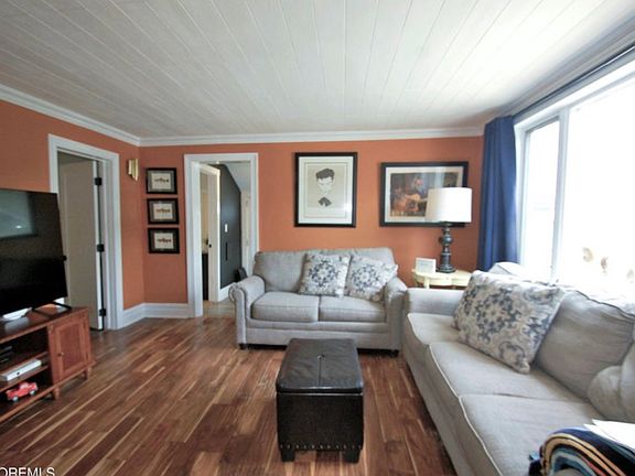 2nd image of 832 6th St