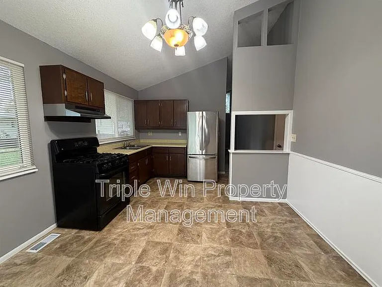 2450 Jenkee Dr — Photo 8