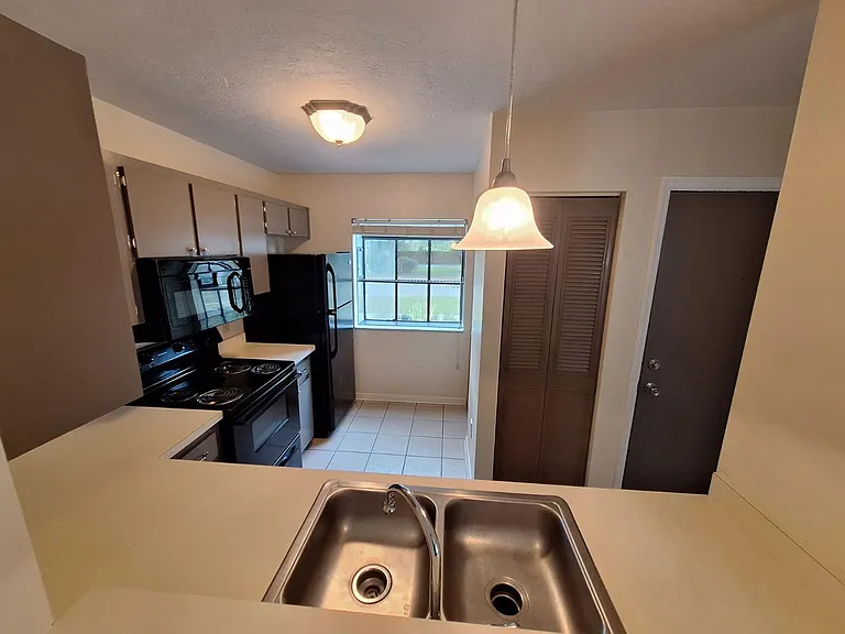 6111 SW 8th Pl — Photo 9
