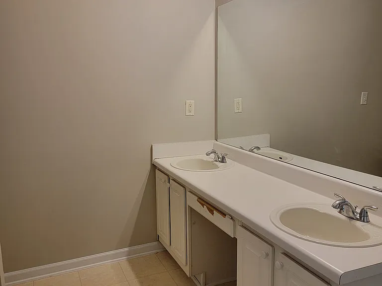 2379 Hillvale Cir — Photo 11