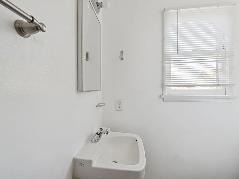 2032 Delaware Ave #2032A — Photo 14