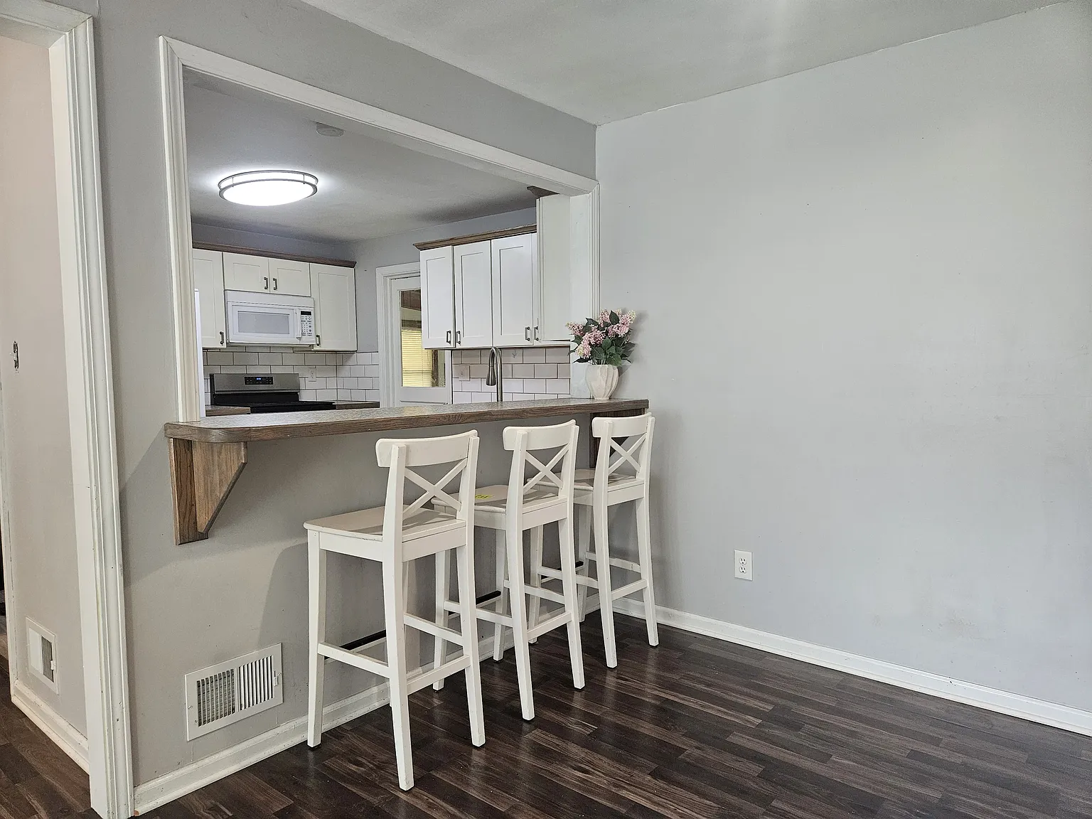 3 bed, 1229 sqft, $2,350 — Photo 4