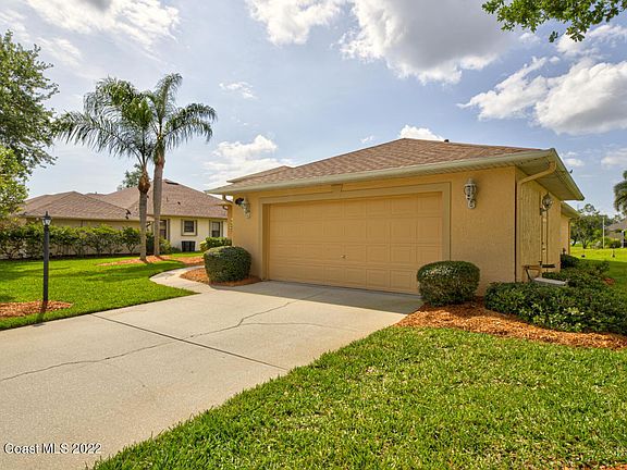 3rd image of 5948 Newbury Cir