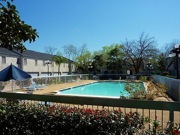 3rd image of 520 Wilcrest Dr #520