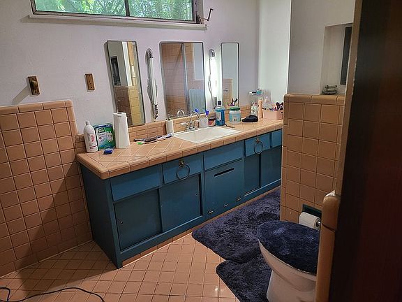 3rd image of 2360 Gladys Ave