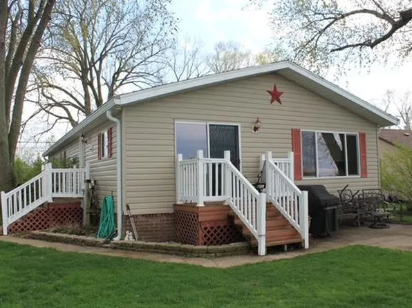 2464 Hickory Ln, Oshkosh, WI 54901