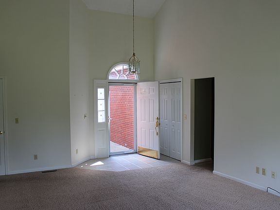 4th image of 704 N Saluki Dr