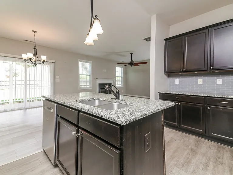109 W Webber Ln — Photo 7