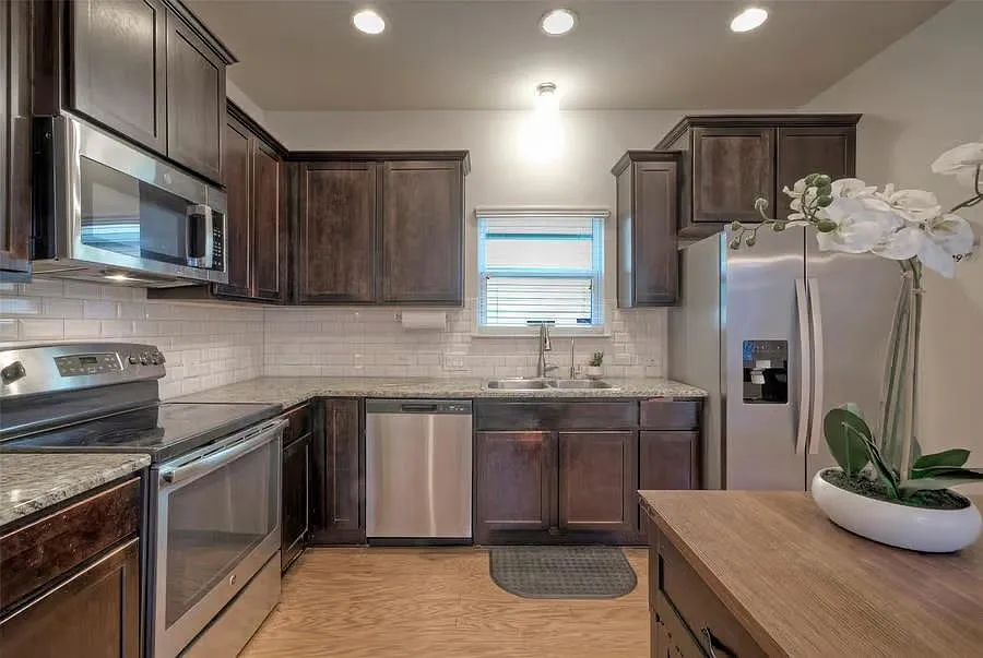 4 bed, 2.5 bath, 1854 sqft, $2,250 — Photo 4
