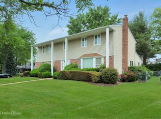 3 Jan Ln, Woodbury, NY 11797