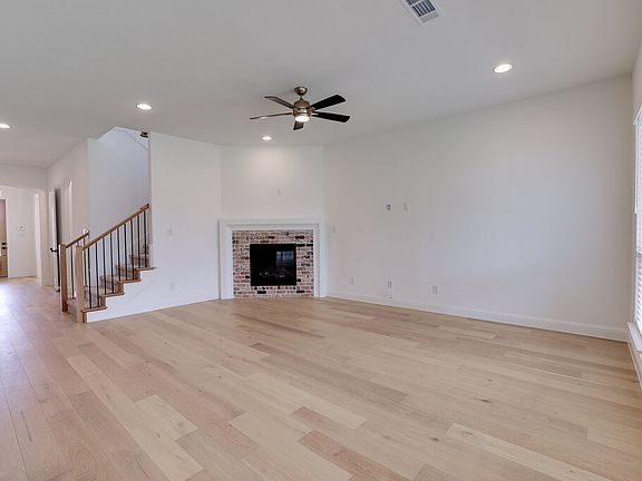 3rd image of 611 Hummingbird Dr