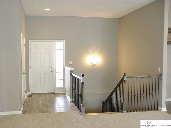 3rd image of 924 S 188th Ct