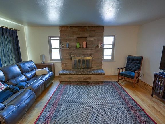 4th image of 1475 E Lincoln Ave