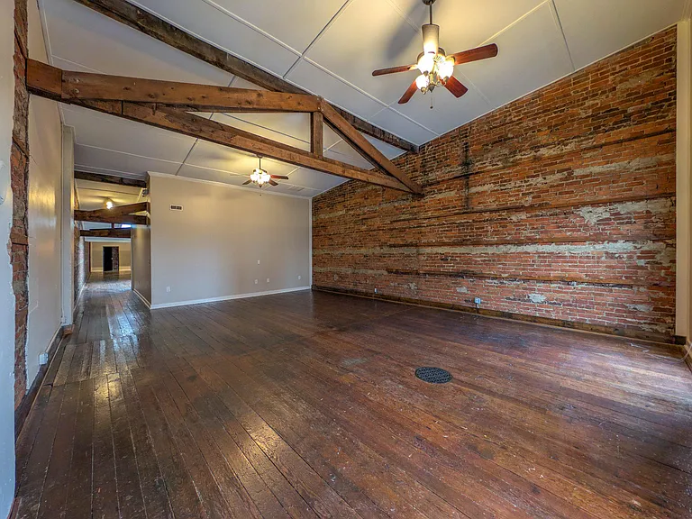 112 E Cameron St — Photo 15