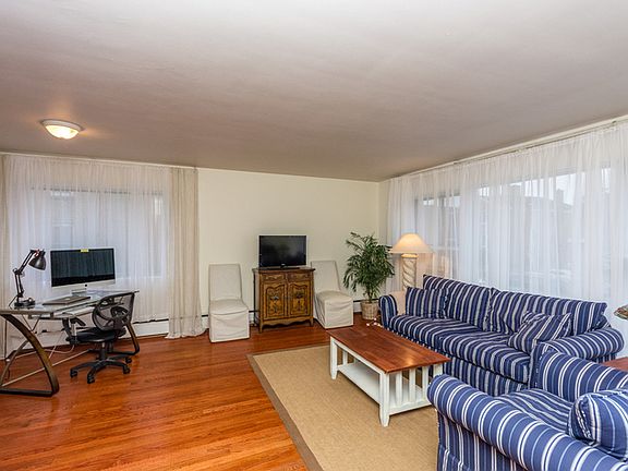 3rd image of 10316 Chaucer St