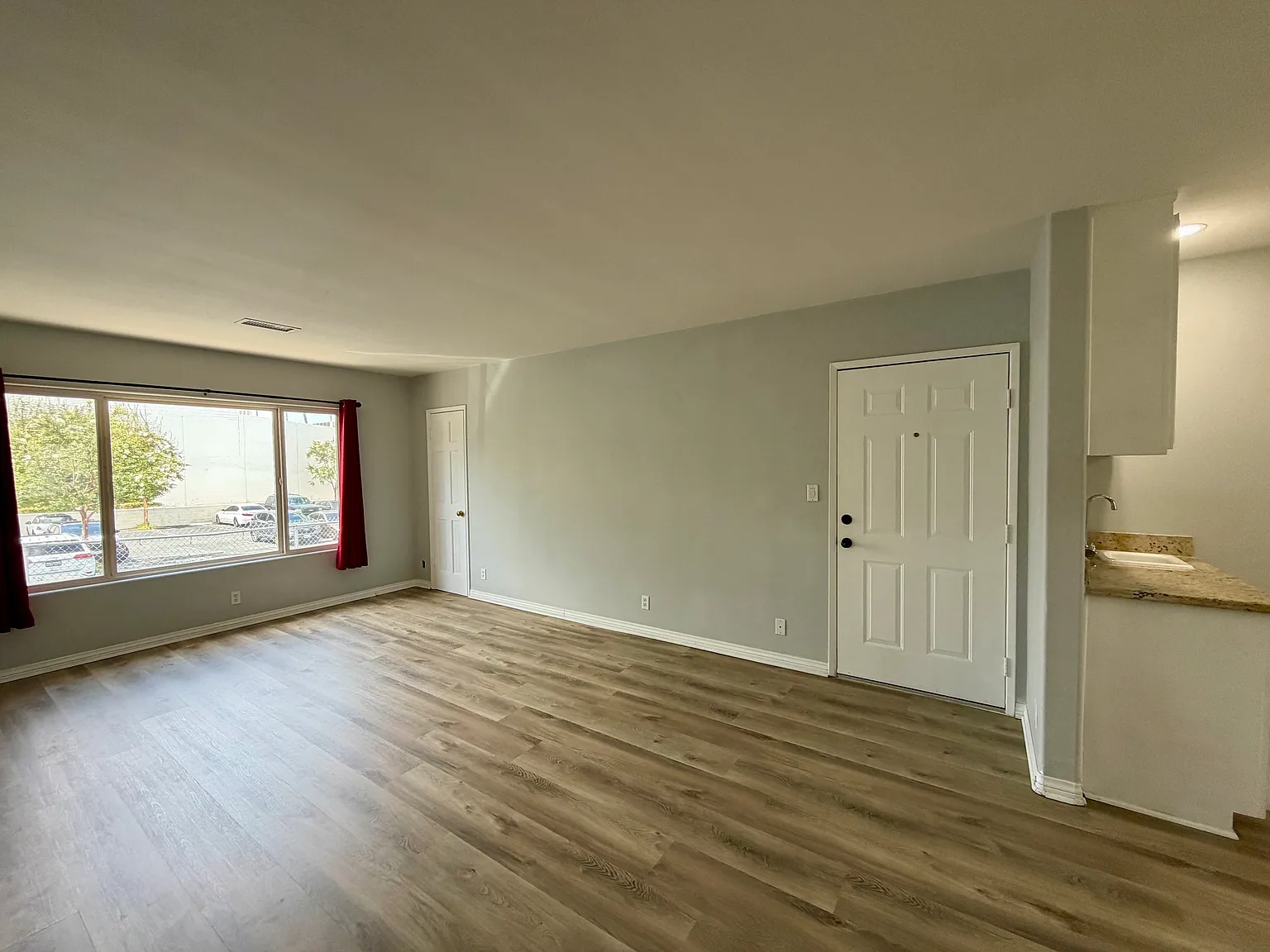 1 bed, 700 sqft, $2,100 — Photo 2