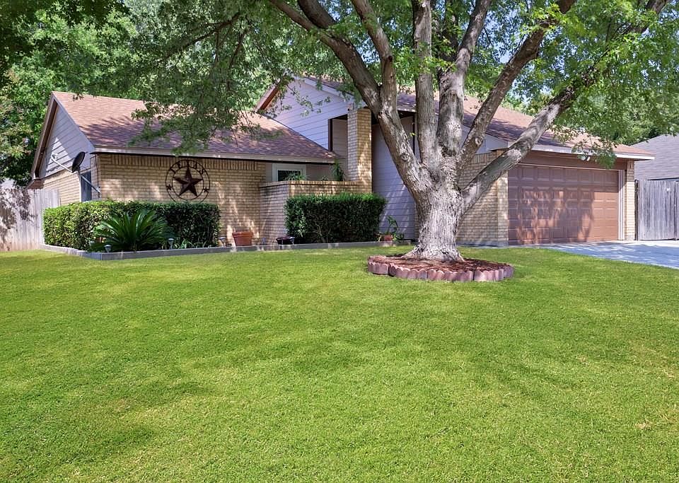 1st image of 416 Little Fox Ln